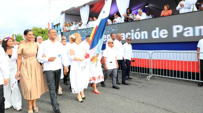 El presidente de la República, José Raúl Mulino es saludado por la delegación donde participa el alcalde de Colón, Diógenes Galván.