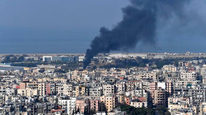 Columnas de humo como resultado de los combates en curso entre Israel y Hezbolá en la aldea de Odaisseh, en el sur del Líbano, en la frontera con Israel.