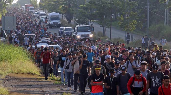 Migrantes parten en caravana rumbo a EEUU, este martes, en el municipio de Tapachula en el estado de Chiapas (México).