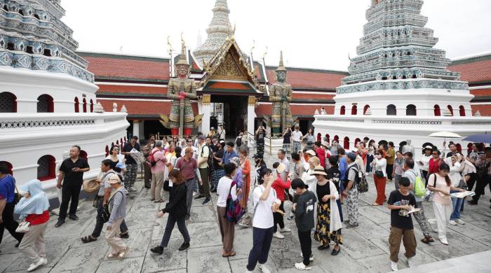 Turistas extranjeros visitan el Templo del Buda Esmeralda en el complejo del Gran Palacio de Bangkok.