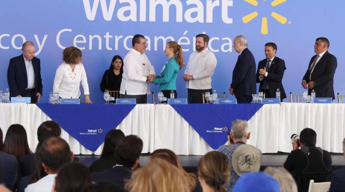 AME7994. CIUDAD DE GUATEMALA (GUATEMALA), 22/05/2024.- El presidente de Guatemala, Bernardo Arévalo, estrecha la mano de Cristina Ronski, CEO de Walmart, durante el inicio oficial de la construcción de una nueva tienda Walmart en Mixco.