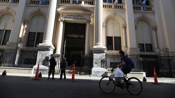 Varias personas cruzan frente a la sede del Banco Central de la República Argentina, en una fotografía de archivo. EFE/ Juan Ignacio Roncoroni