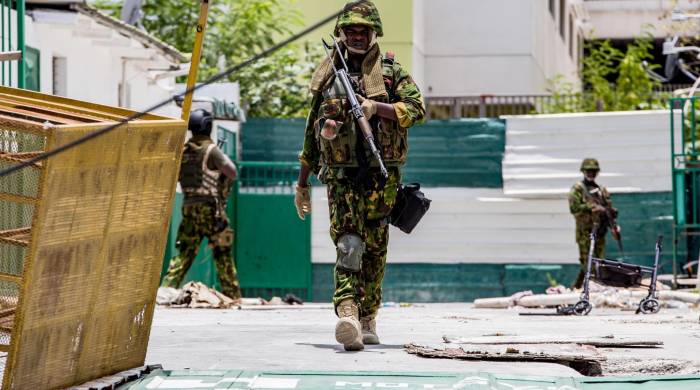 Policías kenianos vigilan luego de un ataque al primer ministro haitiano, Garry Conille, en Puerto Príncipe.