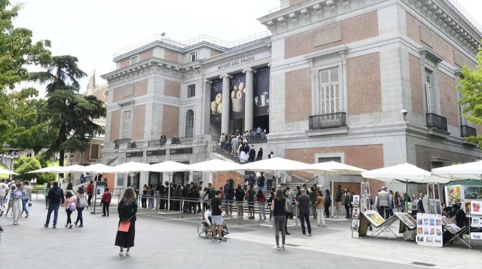 Decenas de personas esperan este sábado para entrar en el Museo del Prado de Madrid, una de la principales pinacotecas del mundo. EFE/ Víctor Lerena