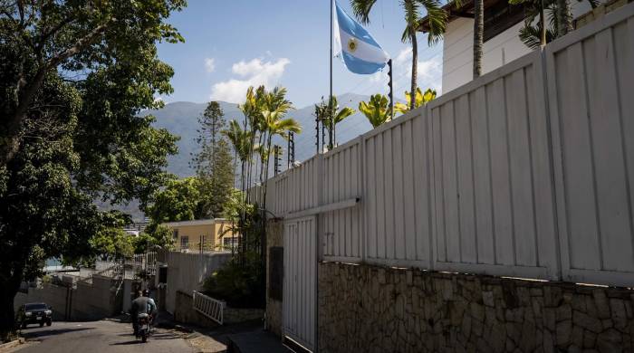 Fotografía de la sede de la Embajada de Argentina el 27 de marzo de 2024 en Caracas (Venezuela).