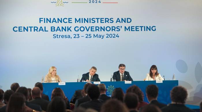 El ministro de Economía italiano, Giancarlo Giorgettitresa ((2d) y el gobernador del Banco de Italia,Fabio Panetta (2i) durante la rueda de prensa este sabado en la reunión de ministros de Finanzas del G7 en la lacalidad italiana de Stresa.