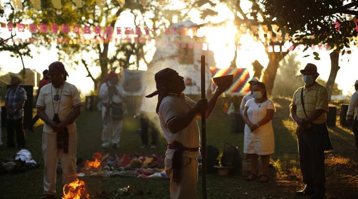 Fotografía del 22 de enero de 2022 de indígenas salvadoreños durante en un ritual en Izalco (El Salvador).