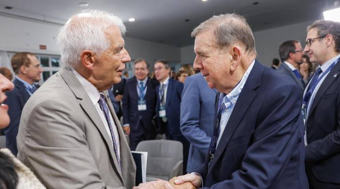 El alto representante de la Unión Europea (UE) para Asuntos Exteriores y Política de Seguridad, Josep Borrell, y el líder opositor venezolano Edmundo González (d) se saludan en un evento en O Grove, Pontevedra, España.