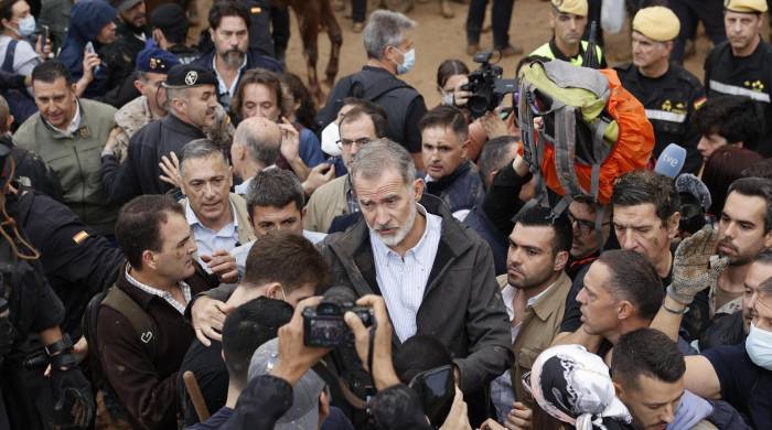 El rey Felipe VI habla con vecinos de Paiporta, epicentro de las inundaciones, durante su visita este domingo a esta localidad valenciana, donde él y su comitiva, con la reina, el presidente del Gobierno, Pedro Sánchez, y el presidente regional de Valencia, Carlos Manzón, fueron recibidos con gritos de fuera.