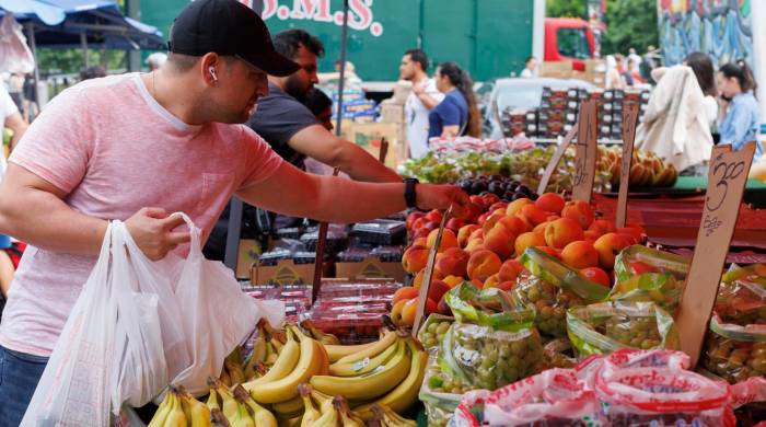 Un comprador mira productos en un mercado callejero en Boston, Massachusetts, Estados Unidos.