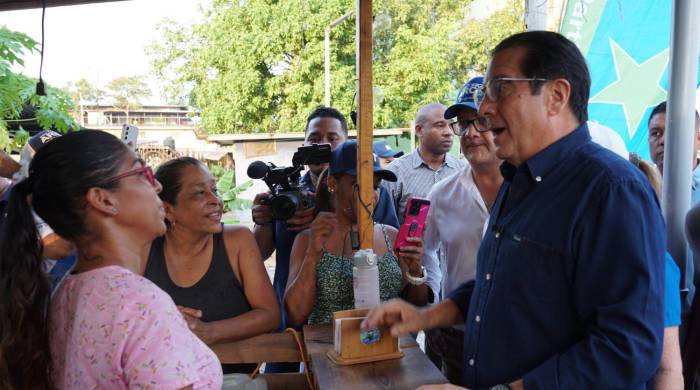 El abanderado del PP llevó un mensaje de alegría y esperanza a los residentes de Villa Cáceres.
