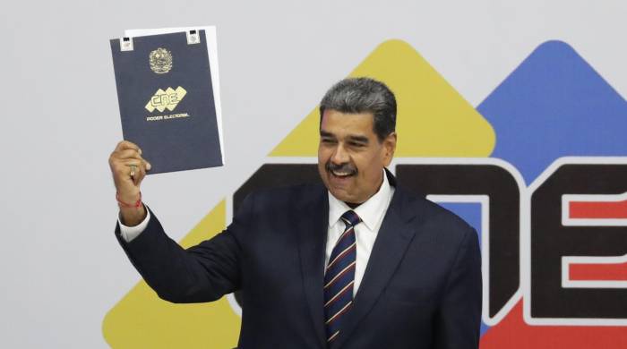 El presidente de Venezuela, Nicolás Maduro, sostiene el acta que lo proclama presidente reelecto por el Consejo Nacional Electoral.