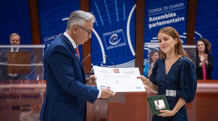 El presidente de la Asamblea Parlamentaria del Consejo de Europa, Theodoros Roussopoulos, entrega a Ana Corina Sosa el premio Vaclav Havel de Derechos Humanos concedido a su madre, la líder opositora venezolana Maria Corina Machado, en la sede de esta institución en la ciudad francesa de Estrasburgo.