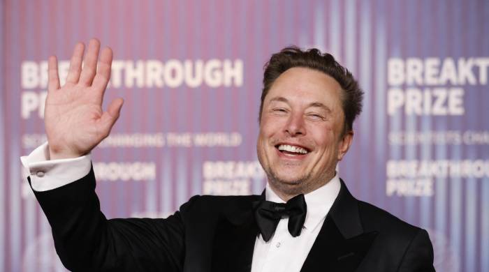 El consejero delegado de Tesla Motors, Elon Musk, saluda a la llegada para la décima versión del premio Breakthrough el sábado 13 de abril de 2024, en Los Ángeles, Estados Unidos.