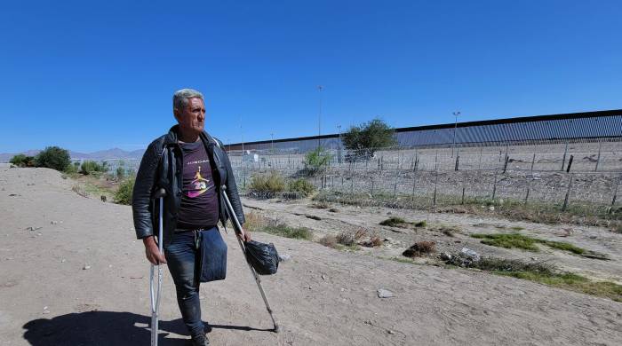 El migrante venezolano Jorge Briseño camina a lo largo del fronterizo río Bravo, el 10 de mayo de 2024, en Ciudad Juárez, Chihuahua (México).
