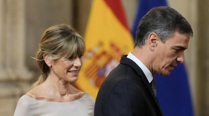 Fotografía de archivo del presidente del Gobierno, Pedro Sánchez (d), junto a su mujer Begoña Gómez (i).