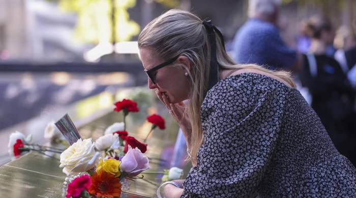 Una mujer llora durante los actos de conmemoración de los 23 años transcurridos desde los ataques terroristas del 11 de septiembre de 2001, en el Memorial y Museo del 11 de septiembre en Nueva York.