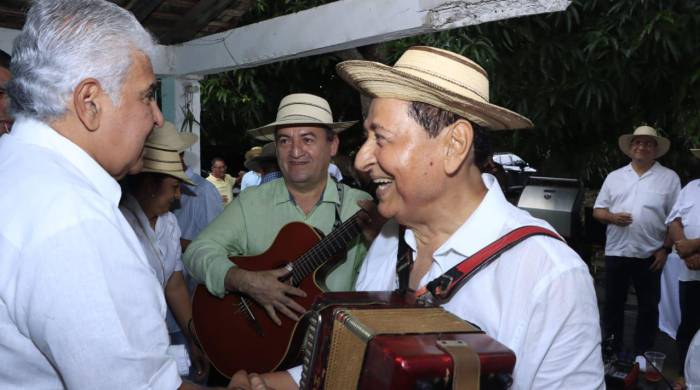 El presidente Mulino saluda a los músicos Colaquito Cortés y Sergio Cortés.