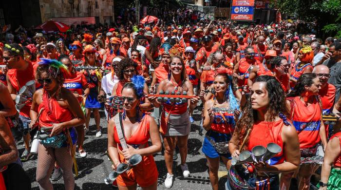 Integrantes de la comparsa callejera 'Laranjada Samba Clube' desfilan por las calles del barrio de Laranjeiras hoy, en Río de Janeiro (Brasil).