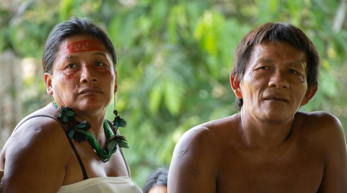 Dos integrantes de la Nación Sapara; Euneka Ushigua (i) y Felipe Ushigua, en Llanchamacocha.