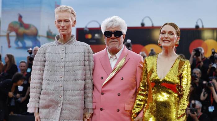 La actriz Tilda Swinton, el director Pedro Almodóvar y la actriz estadounidense Julianne Moore a su llegada al estreno de la película en el Festival de Cine de Venecia