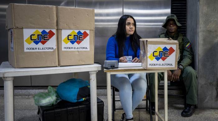 Una funcionaria del Consejo Nacional Electoral (CNE) en una jornada de información por las elecciones presidenciales, en Caracas.