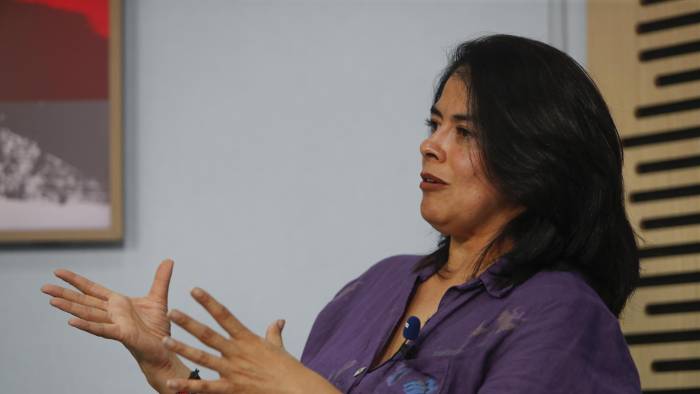 Fotografía de la directora regional de Oxfam América Latina y el Caribe, Gloria García-Parra, en una entrevista con EFE, en la ciudad de Bogotá.