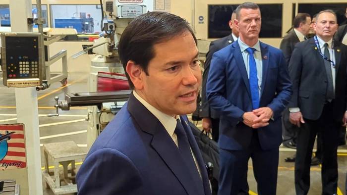 El secretario de Estado de Estados Unidos, Marco Rubio, habla con periodistas durante un viaje a El Salvador, este lunes en el aeropuerto de San Salvador, El Salvador.