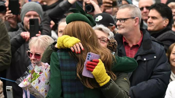 Kate Middleton, princesa de Gales, abraza a un simpatizante después de asistir al tradicional servicio de Navidad de la familia real.