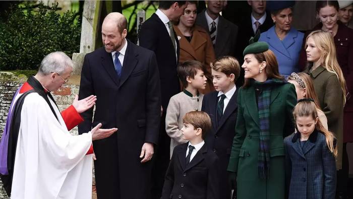 El príncipe William, Kate Middleton y sus hijos, el príncipe Louis, el príncipe George y la princesa Charlotte, asisten al servicio del día de Navidad en la iglesia de Santa María Magdalena en Sandringham, Norfolk, el 25 de diciembre de 2024.