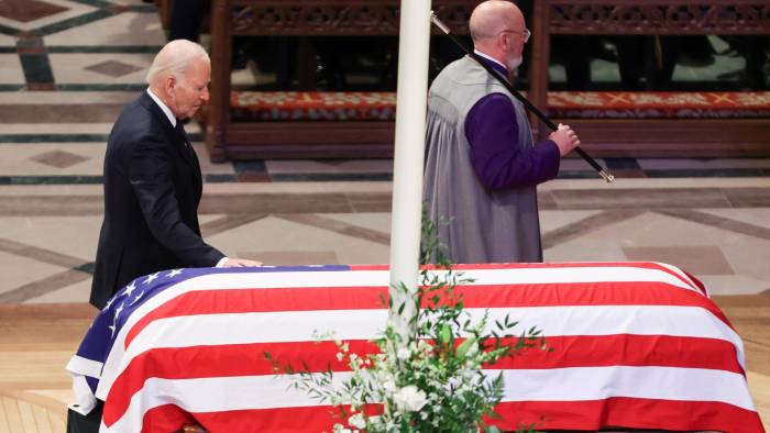 Fotografía del presidente de Estados Unidos, Joe Biden, en la ceremonia fúnebre de Jimmy Carter.