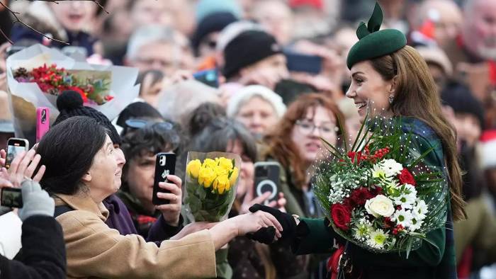 Kate Middleton saluda al público después del servicio del día de Navidad-