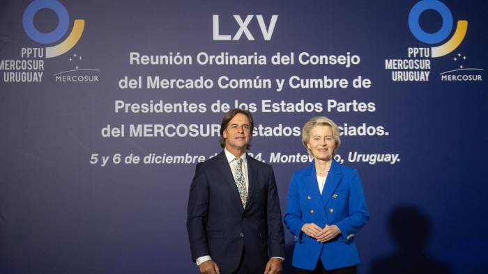 El presidente de Uruguay, Luis Lacalle Pou (i), recibe a la presidenta de la Comisión Europea, Ursula von der Leyen, en la sede del Mercosur este viernes, en Montevideo.