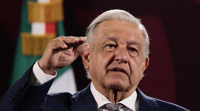 El presidente de México, Andrés Manuel López Obrador, habla durante la rueda de prensa matutina en el Palacio Nacional, este lunes, en Ciudad de México.