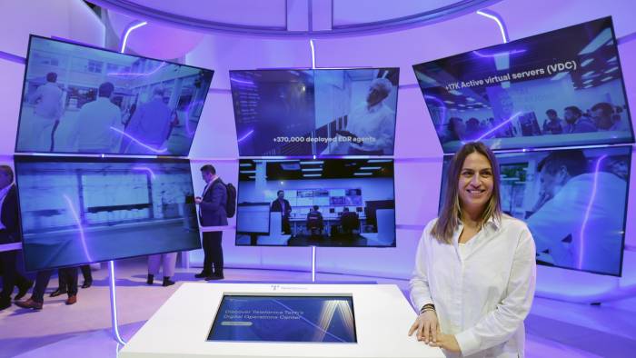 La responsable del Centro de Operaciones Digitales en Telefónica Tech, Carmen Fernández Valdunciel, posa en el Mobile World Congress (MWC) de Barcelona, el mayor congreso mundial del sector de la conectividad.