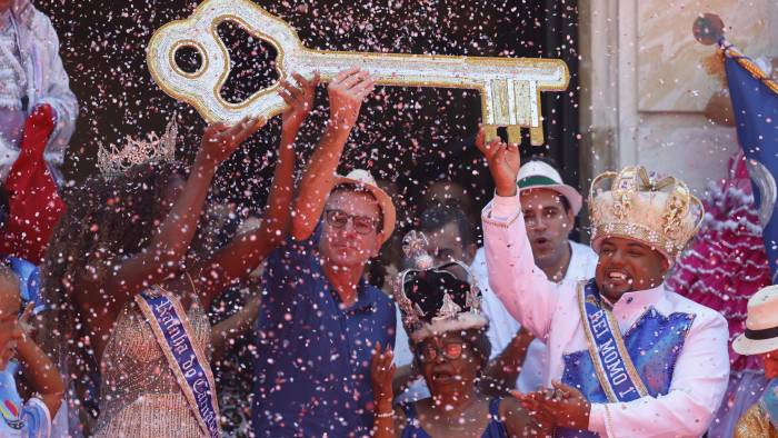 El alcalde de Río de Janeiro, Eduardo Paes (c), posa con la reina del Carnaval de Río 2025 (i) y el Rey Momo durante la entrega de las llaves de la ciudad este viernes.