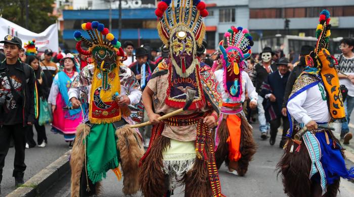 Personas participan en el Inti Raymi (fiesta del sol) en Quito (Ecuador).