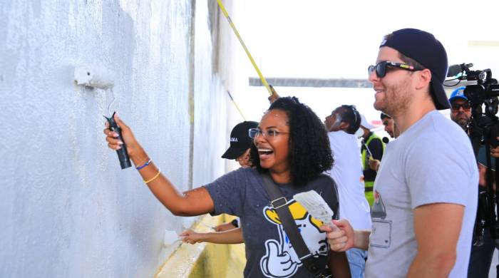 Walkiria Chandler y Mayer Mizrachi, juntos participando de la jornada de limpieza.