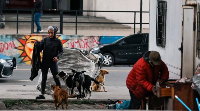 Foto de archivo que muestra a personas en situación de calle, el 19 de septiembre de 2023, en Buenos Aires, Argentina.
