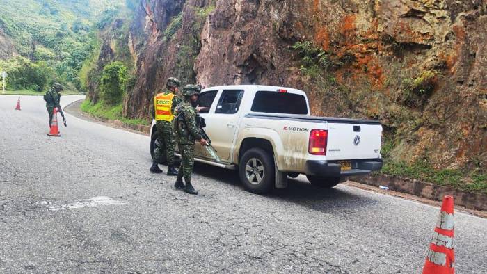 Fotografía cedida por el Ejército Nacional de Colombia que muestra a soldados realizando un control en la vía que une a Cúcuta con Ocaña (Colombia).