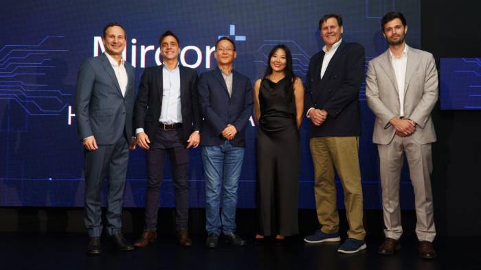 De izquierda a derecha: Agustín Napoli, Head de División Audio y Video de Samsung; Santiago Gomez Brumana, VP de Comercial Regional de Mirgor; Sang Jik Lee, presidente de Samsung Centroamérica y el Caribe; Berta Yoon, Gerente de Operaciones Comerciales de Mirgor Panamá; Felipe Rabat, vicepresidente de Consumo Electrónico de Samsung Centroamérica y el Caribe y Daniel Macchi, Head Comercial de Mirgor Panamá.