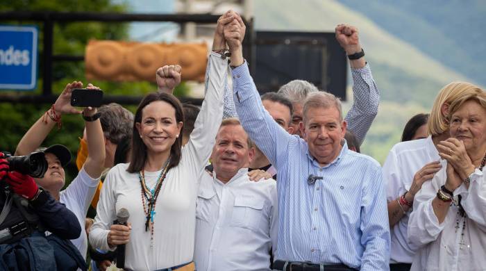 Fotografía de archivo del 30 de julio del 2024 donde se observa a la líder opositora venezolana María Corina Machado (i) con el abanderado del mayor bloque opositor, la Plataforma Unitaria Democrática (PUD), Edmundo González Urrutia, en una manifestación en Caracas.