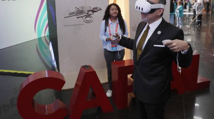 El canciller de Perú, Elmer Schialer, observa con gafas de realidad aumentada una muestra de la civilización de Caral.