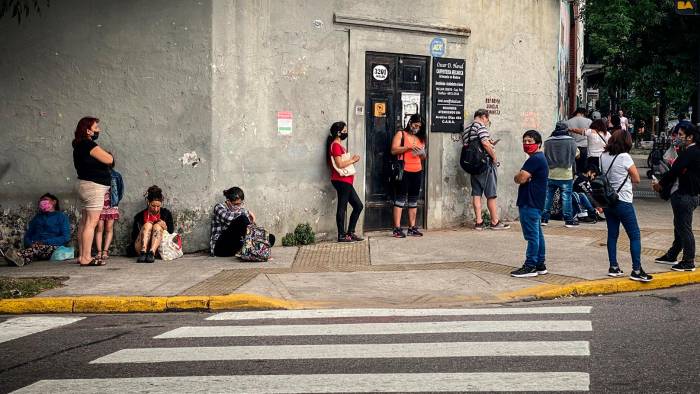 Un grupo de personas hace fila en busca de un empleo en Buenos Aires, en una fotografía de archivo.