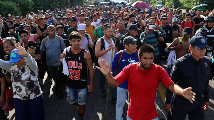 Migrantes caminan en caravana hacia la frontera con Estados Unidos este jueves, en el municipio de Huixtla, en el estado de Chiapas.