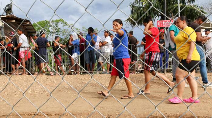 Migrantes caminan por la estación de recepción migratoria Lajas Blancas, el 27 de Junio de 2024, en Darién.