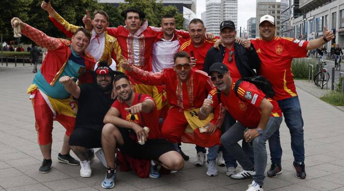 Seguidores españoles antes del partido de fútbol de la Eurocopa 2024 entre España y Croacia en Berlín, Alemania.