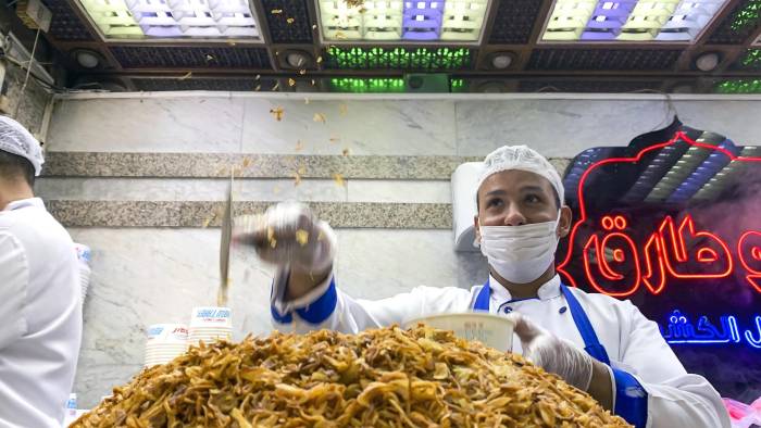 Según el director de la popular cadena Koshary Al Tahrir, Sameh Fawzi, los restaurantes especializados en este plato también cierran porque abrir durante la hora de ruptura del ayuno -cuando se pone el sol- no sale rentable.