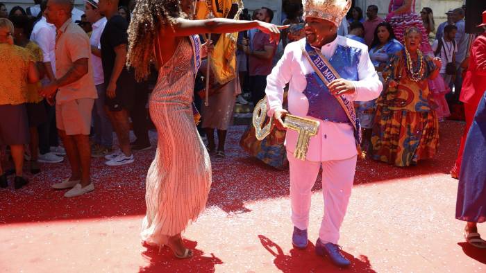 El Rey Momo (d) baila con la reina del carnaval 2025 luego de recibir las llaves de la ciudad del alcalde de Río de Janeiro, Eduardo Paes.