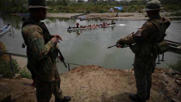 Fotografía de archivo del 9 de abril de 2024 de agentes del Servicio Nacional de Fronteras (Senafront) vigilando la llegada de migrantes que cruzan la selva del Darién.